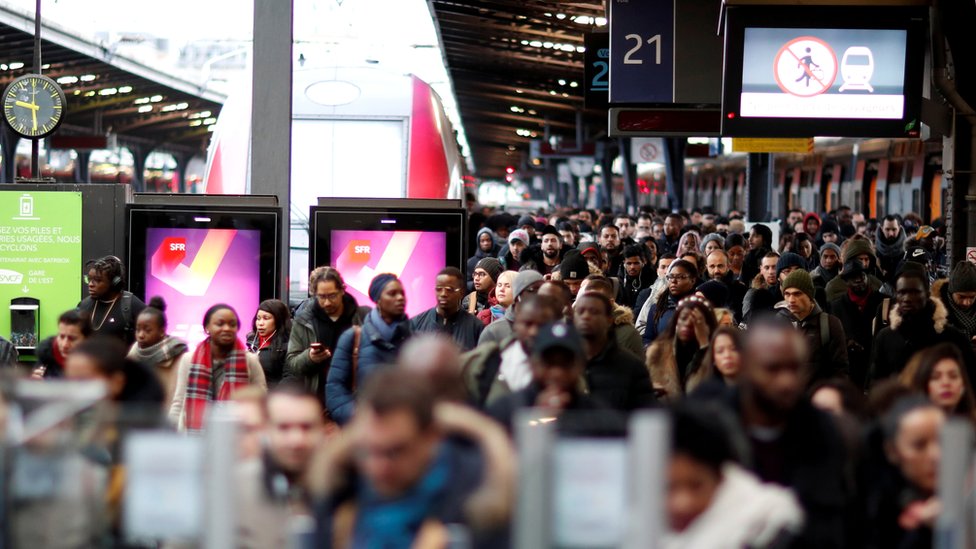 Пассажиры на французском вокзале Gare de l'Est во время забастовки всех профсоюзов французского SNCF и Парижской транспортной сети (RATP) в Париже, 23 декабря 2019 г.
