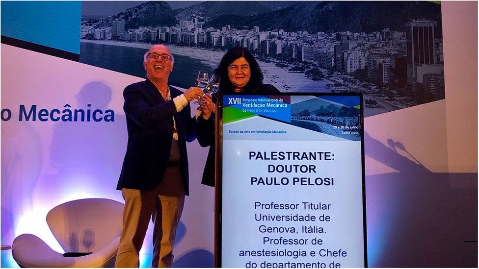 Carmen Barbas con su colega y profesor en la Universidad de Génova Paolo Pelosi durante una reunión internacional de médicos de cuidados intensivos en Río de Janeiro.