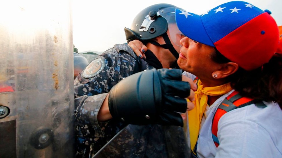 Una mujer abraza a un soldado venezolano