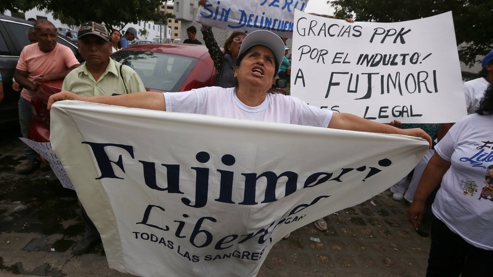 Hay peruanos que le agradecen a PPK haber indultado a Fujimori. Manifestante con una pancarta que dice "Fujimori Libertad".
