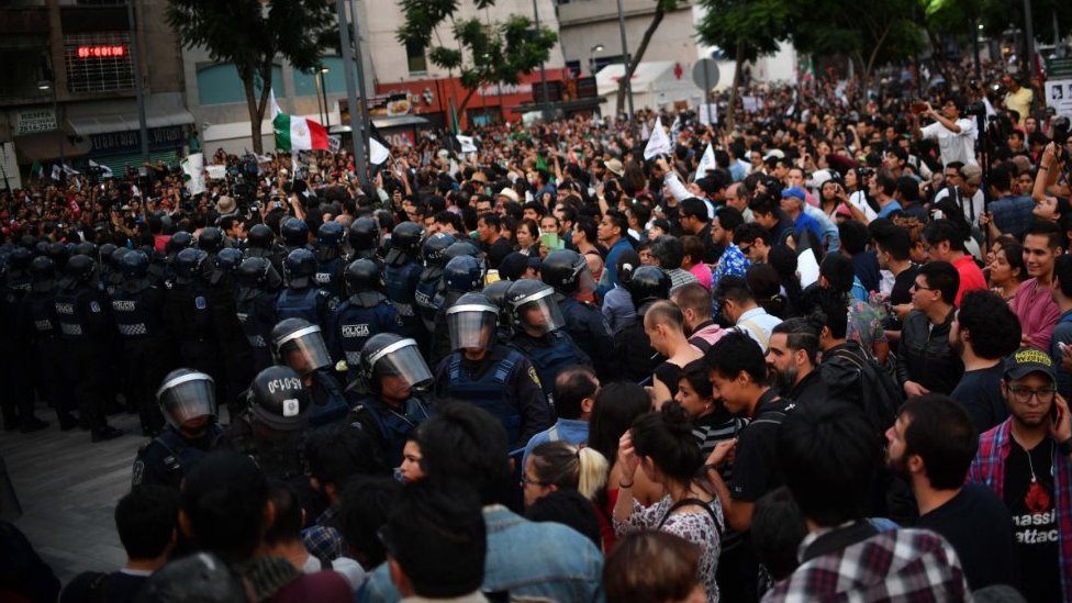 ОМОН выстроился в линию, чтобы сдержать демонстрацию в Мехико