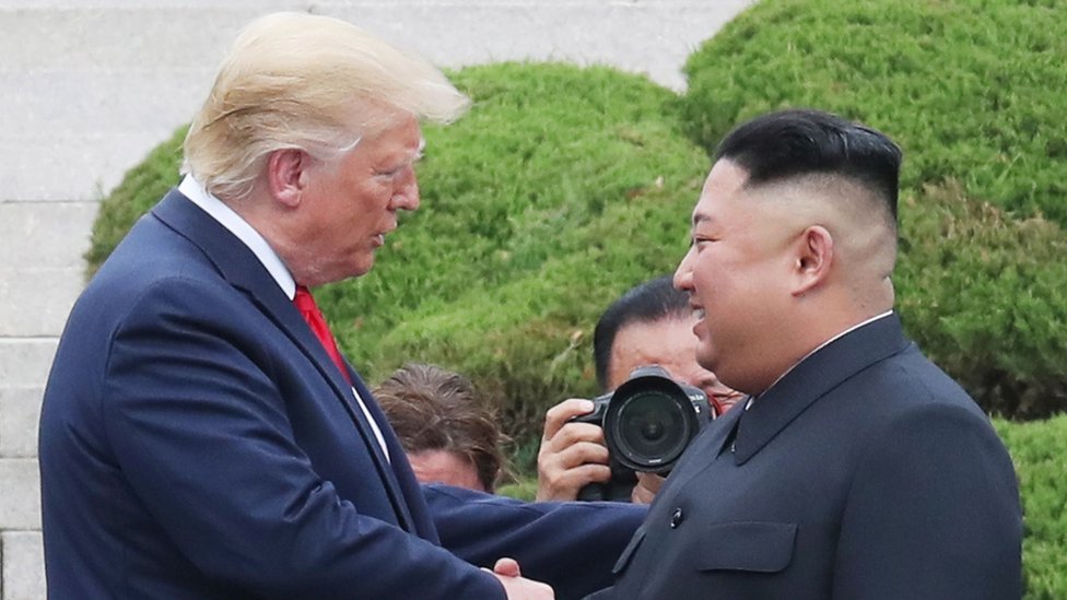 Donald Tramp se rukuje sa Kim Džong Unom nakon što je prešao u Severnu Koreju u demilitarizovanoj zoni u junu 2019.