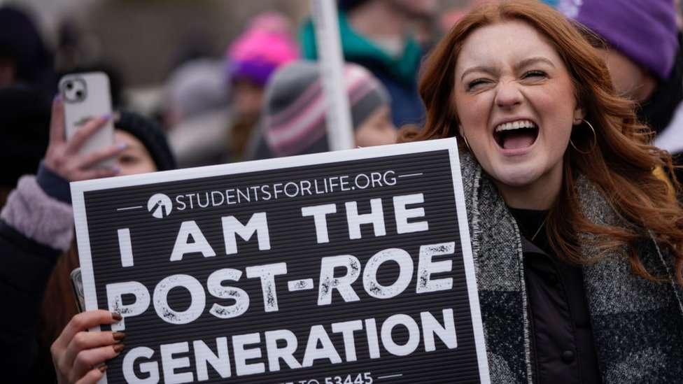 Activistas contra el aborto se reúnen frente a la Corte Suprema de EE. UU.