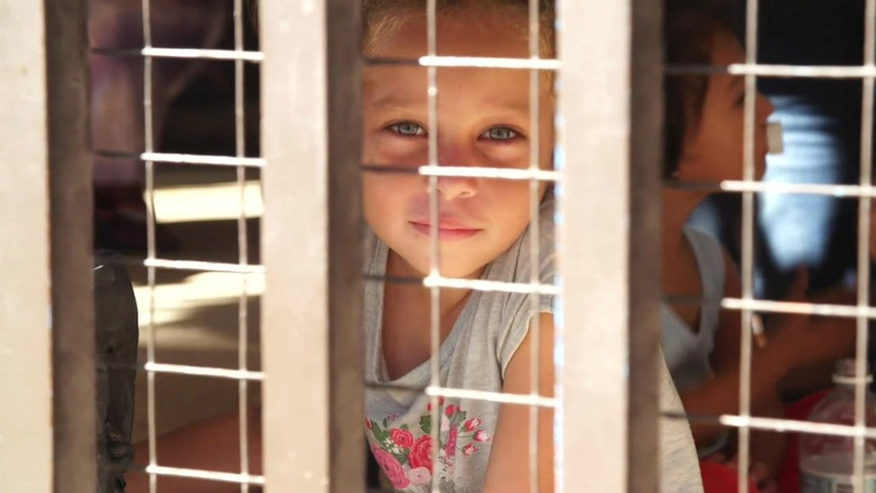 Una niña migrante