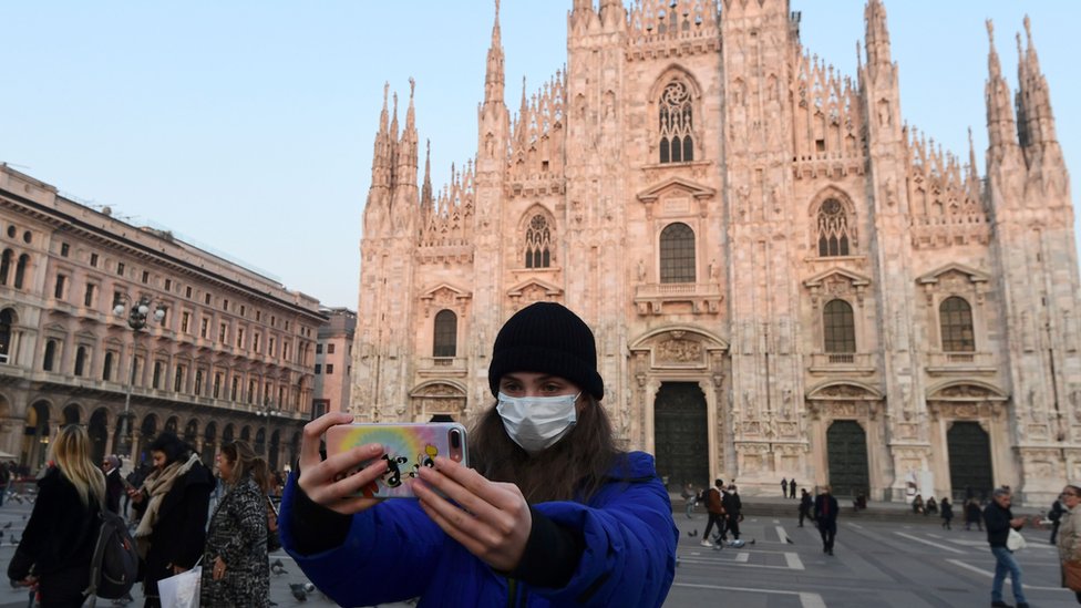 Devojka sa maskom ispred milanskog Duoma