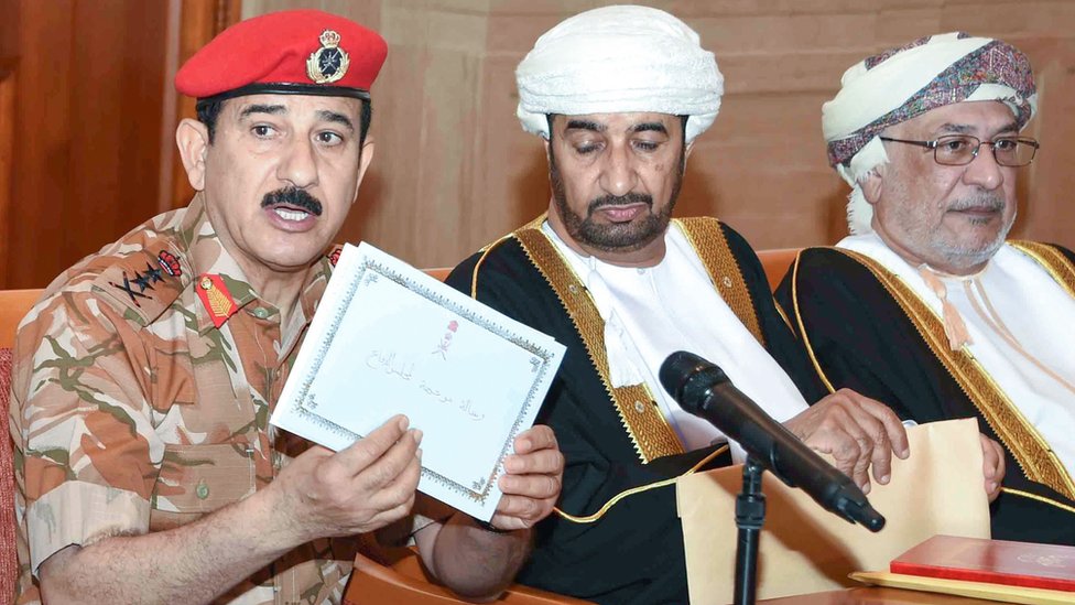 Генерал Султан Омана бин Мохаммед ан-Номани (слева) показывает письмо из конверта, в котором было указано, что султан Кабус бин Саид выбрал своего преемника (11 января 2020 г.)