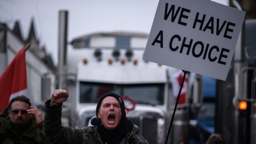 Trudeau vows to freeze anti-mandate protesters' bank accounts