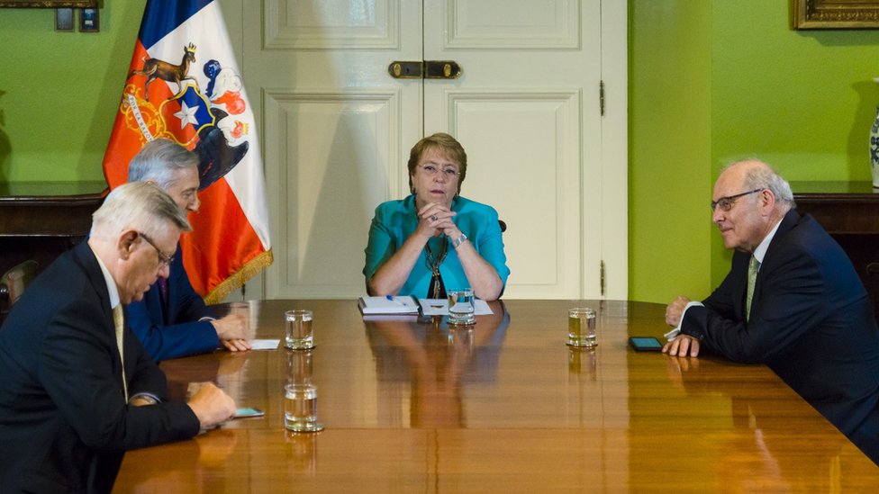 Alfonso Silva, coagente de Chile ante la Haya; Heraldo Muñoz, Michelle Bachelet y Claudio Grossman en una reunión en 2017.