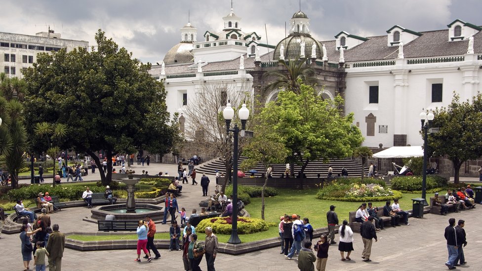 El gobierno ecuatoriano pidió dos veces a Argentina que cambiara de representante. (Foto: Getty/stockcam) Una plaza con gente en Quito