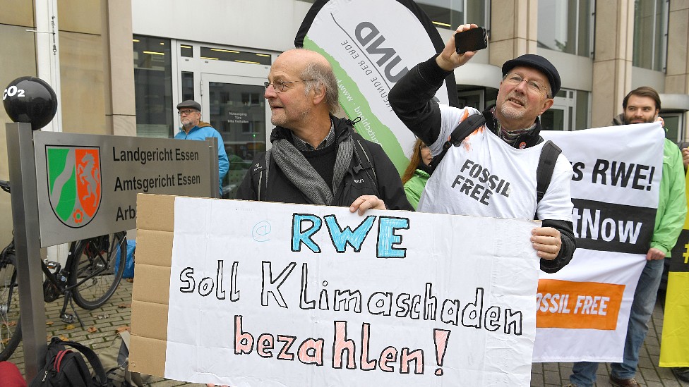 Manifestantes en Alemania expresan su apoyo a la demanda de Lliuya contra la empresa RWE.