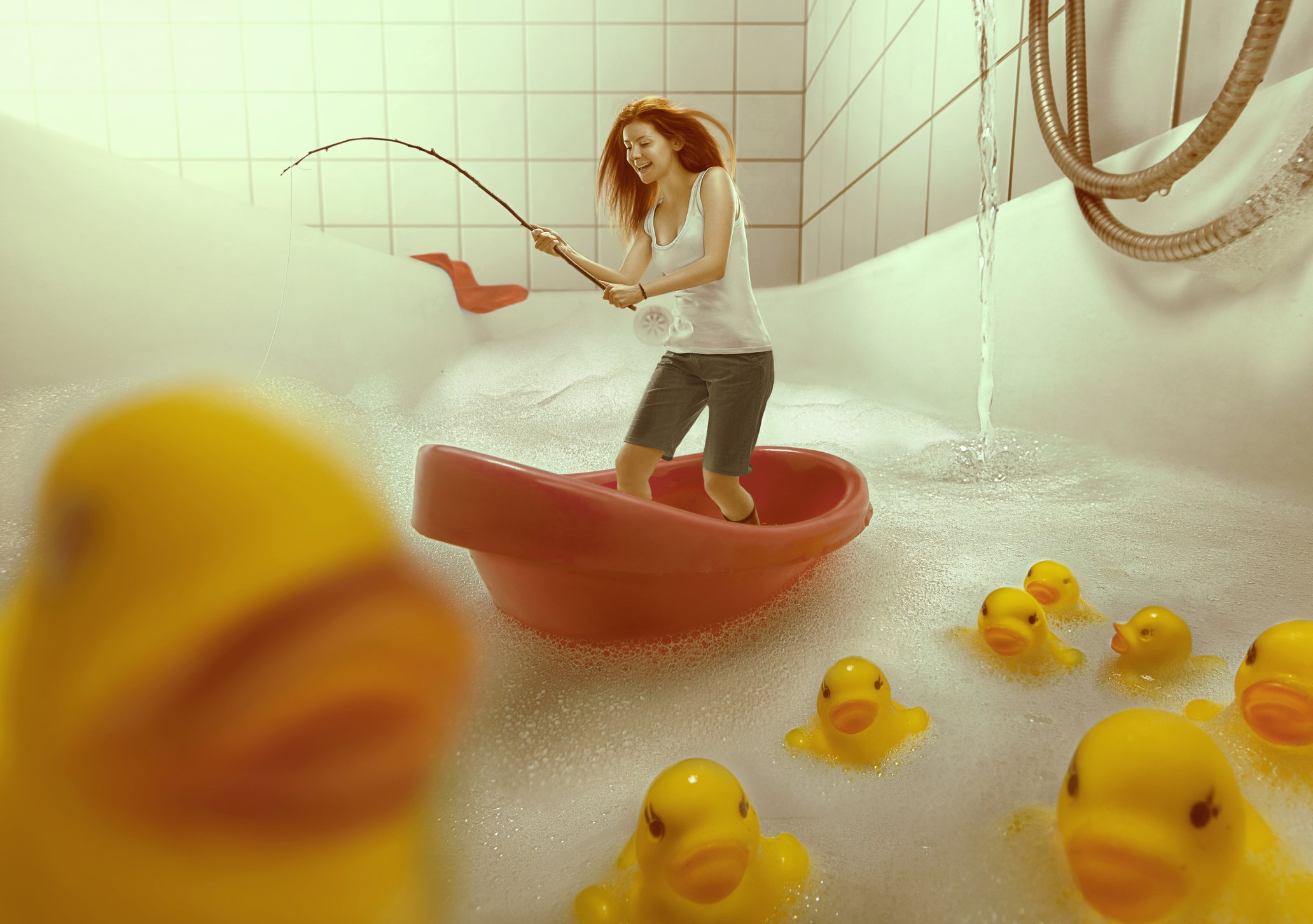 Una mujer pescando en una bañera