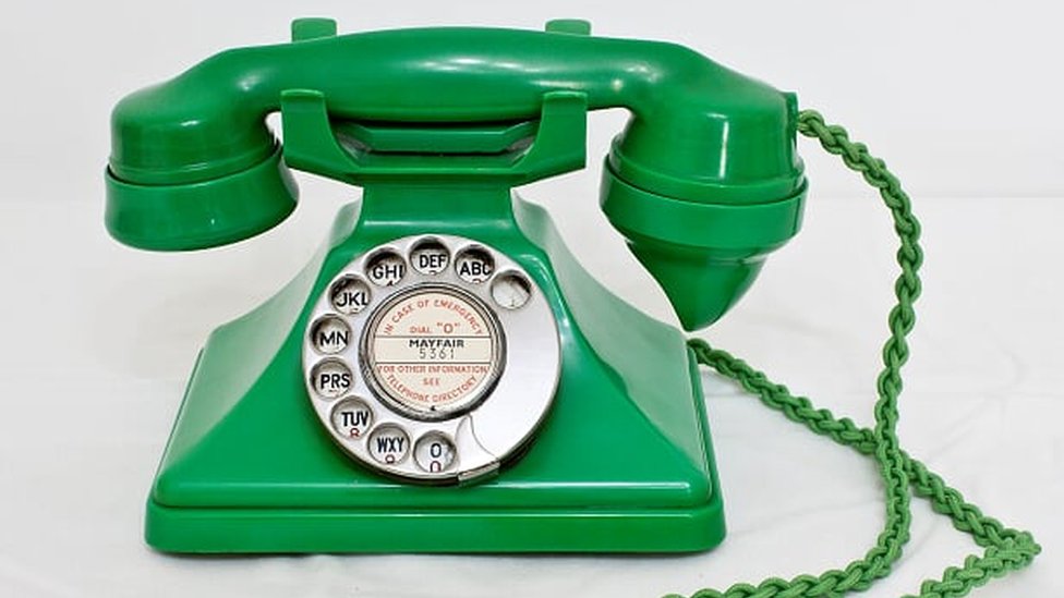 Телефон из зеленого бакелита