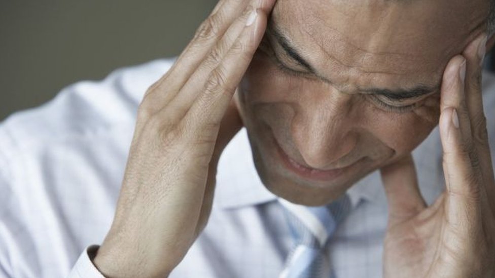 Homem se concentra para tentar melhorar dor de cabeça