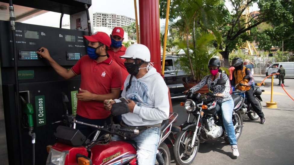 Los venezolanos están acostumbrados a no pagar prácticamente nada por la gasolina