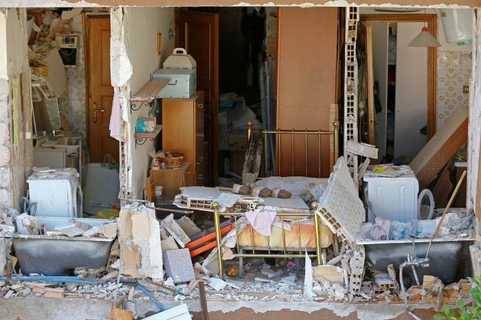 Дом подвергся землетрясению в Аматриче 25 августа 16