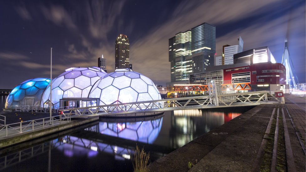 Rotterdam quiere mostrar con este pabellón de exhibiciones en el puerto el potencial de la arquitectura flotante. Rotterdam
