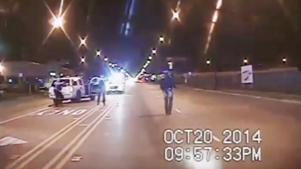 Видео с видеорегистратора показывает Лакуана Макдональда за мгновение до того, как его застрелил офицер
