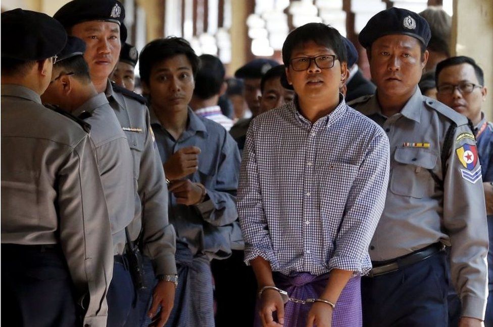 Kyaw Soe Oo (tengah kiri) dan Wa Lone (tengah kanan)