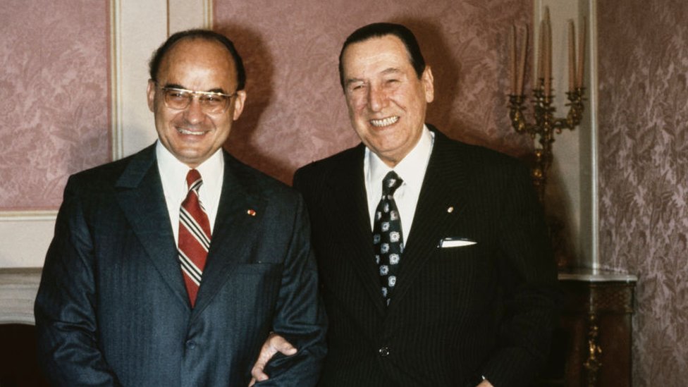 Luis Echeverría Álvarez y el expresidente argentino Juan Perón (1895-1974) en un encuentro en París.