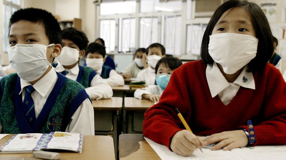 2003年非典型肺炎傳入香港後，當地中小學生被要求上課都要戴著口罩，防止傳染。