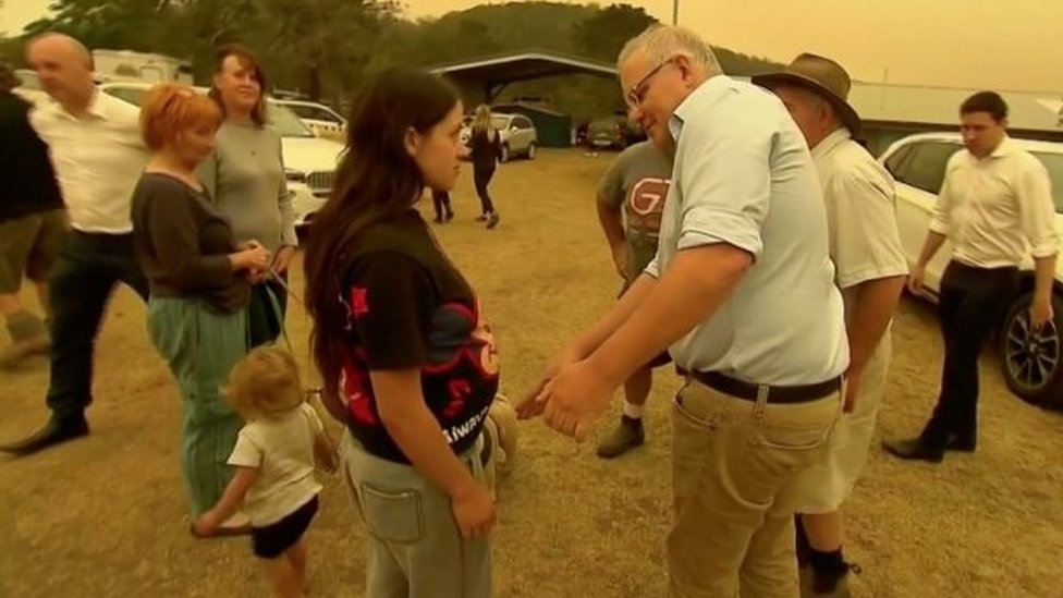 Скотт Моррисон пытается поднять руку женщине в Кобарго, Новый Южный Уэльс