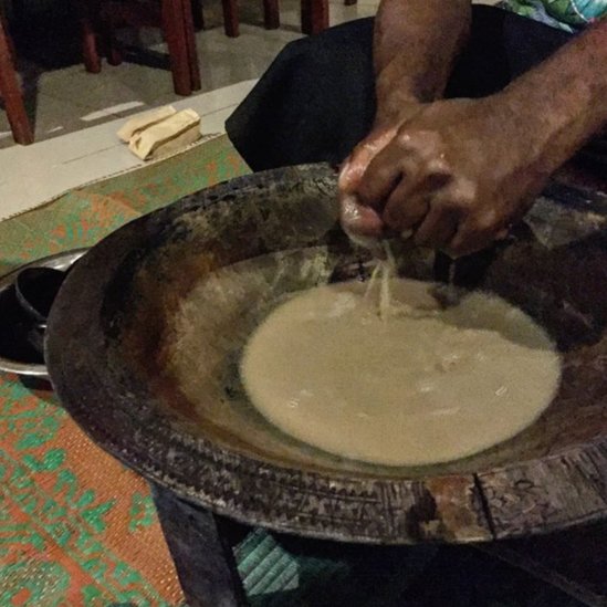 Preparación de kava en un plato tradicional.