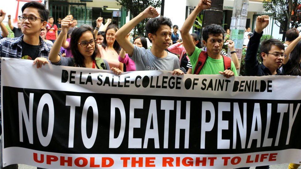 Студенты и учителя присоединились к шуму, чтобы осудить предлагаемое возвращение смертной казни перед De La Salle-College of Saint Benilde на Taft Avenue, Manila City 8 марта 2017 г.