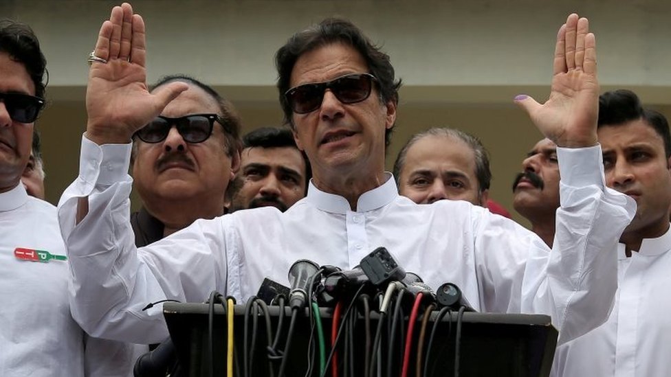 Imran Khan berpidato setelah pemilihan umum di Islamabad pada tanggal 25 Juli.