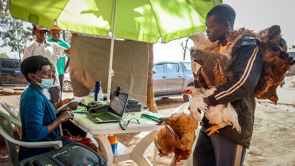 طابور المواطنين أمام إحدى لجان تسجيل الناخبين، قبيل الانتخابات العامة المنتظرة الصيف المقبل، في العاصمة الكينية نيروبي
