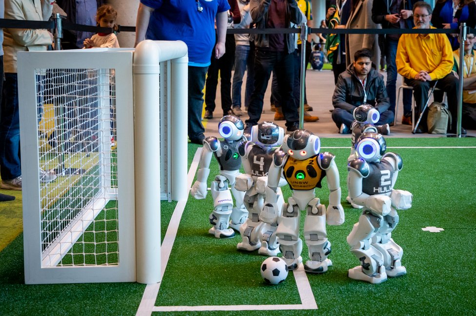 Включи команда роботов. Футбол роботов. Робот на чемпионате по футболу. Футбольная команда роботов. Робот на футбольном поле.
