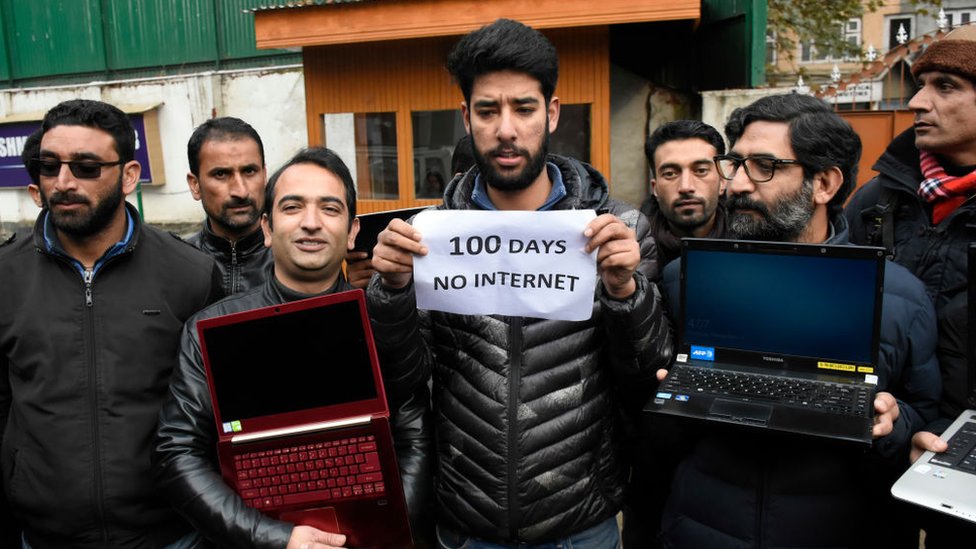Кашмирские журналисты протестуют против продолжающейся 100-дневной интернет-блокады Кашмирского пресс-клуба, Сринагар, Индия, под управлением Кашмира 12 ноября 2019 года.