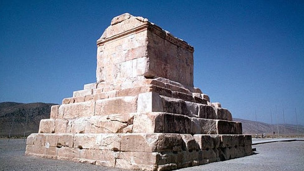 ضريح كورش الكبير في باسارغادي في إيران