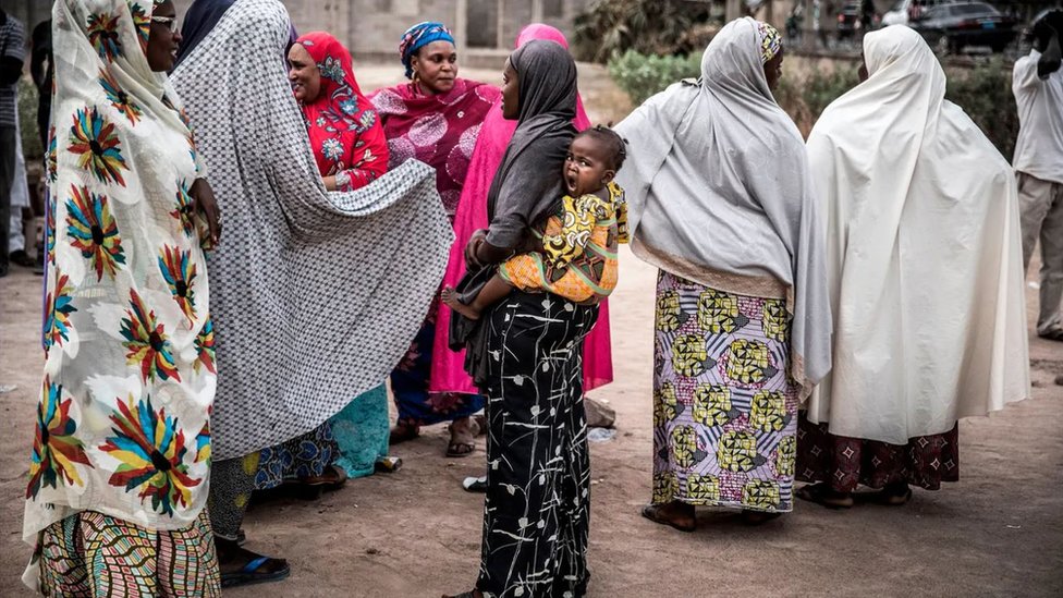 Mujeres en África cargan a sus bebés en la espalda.