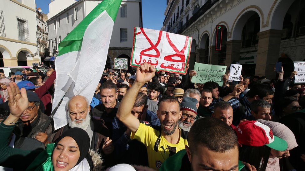 متظاهرون ضد إجراء الانتخابات الجزائرية