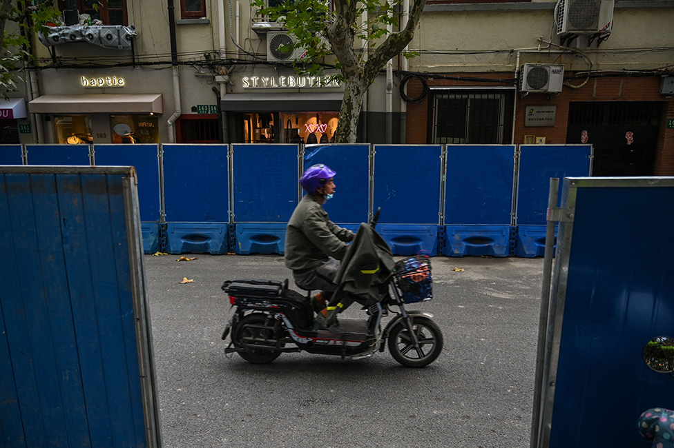 Barreras en la calle Wulumuqi, Shanghái