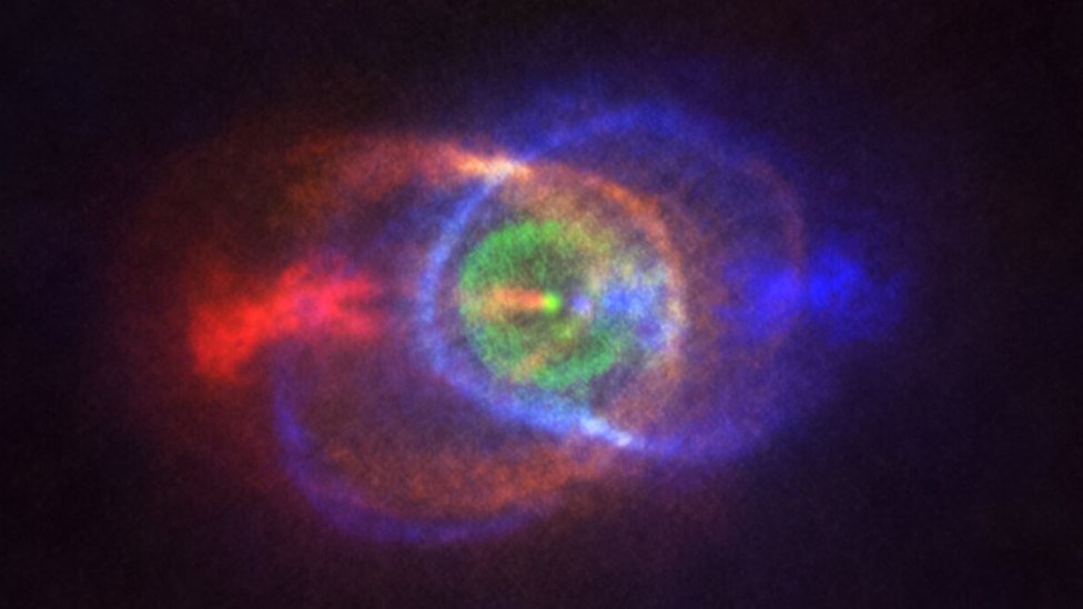 Las estrellas combatientes son el punto brillante en en medio de los anillos de colores.