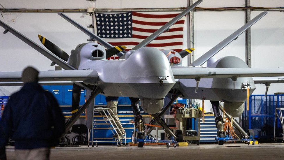 Un dron MQ-9 Reaper en Aduanas y Protección Fronteriza (CBP) espera la próxima misión sobre la frontera entre Estados Unidos y México el 4 de noviembre de 2022 en Fort Huachuca, Arizona.