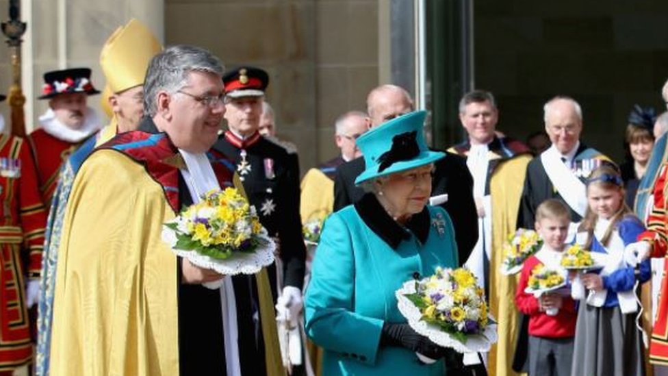 Декан Питер Брэдли с королевой в Шеффилдском соборе, апрель 2015 г.