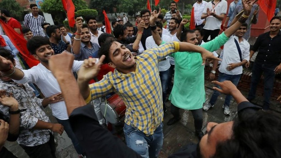 Активисты из Akhil Bharatiya Vidyarthi Parishad (ABVP), студенческого крыла правящей партии Индии Bharatiya Janata (BJP), отмечают отмену правительством особого статуса Кашмира в Нью-Дели, Индия, 5 августа 2019 года.
