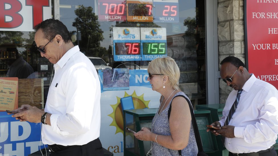 Люди ждут возле винного магазина, чтобы купить лотерейные билеты в Хоторне, Калифорния
