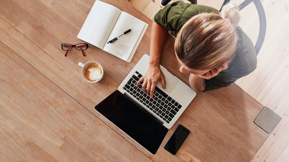 Una mujer con una laptop