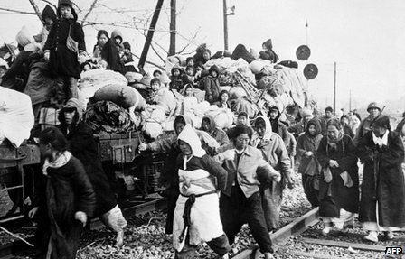 Корейские беженцы направляются на юг на борту поездов из Пхеньяна в 1951 году.