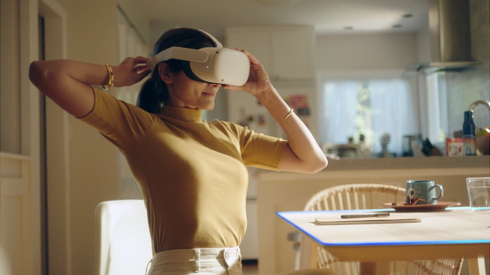Frau mit VR-Headset