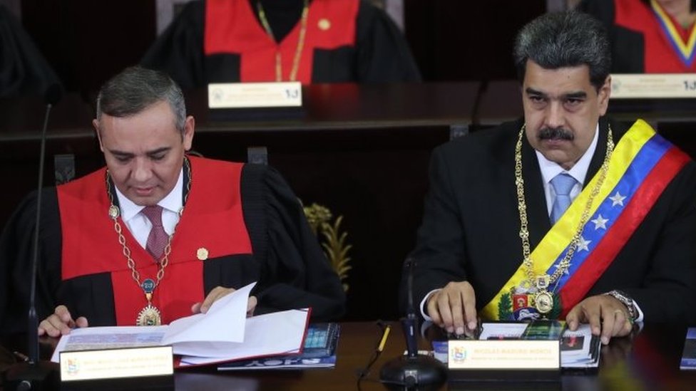 Глава Верховного суда (TSJ) Майкел Морено (слева) и президент Венесуэлы Николас Мадуро (справа) проводят ежегодную церемонию открытия TSJ, с которой начинается судебная деятельность 2020 года в Каракасе, Венесуэла. 31 января 2020
