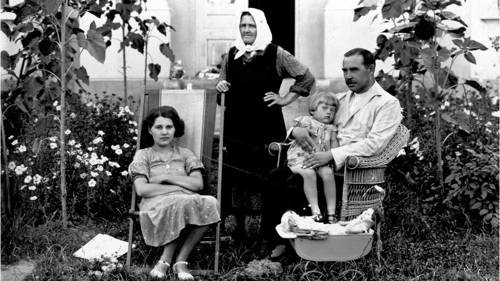 Olja Ivanjicki sa roditeljima u Kragujevcu 1933. godine