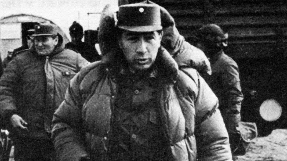 El general argentino Mario Menéndez durante la guerra de Malvinas/Falklands.