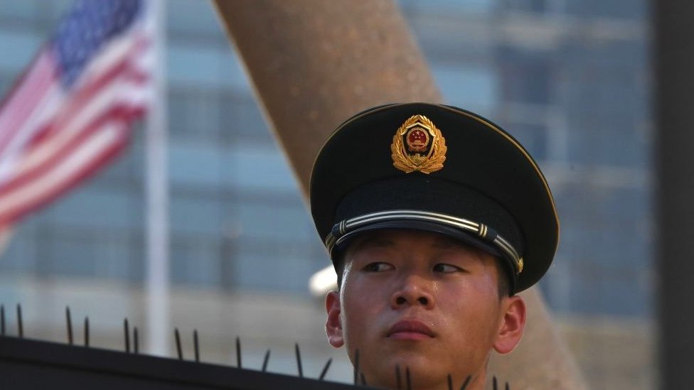 Un agente de seguridad chino, junto a la embajada de EE.UU. en Pekín.