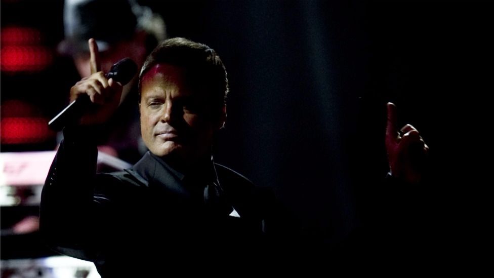 Luis Miguel enfrenta una orden de arresto inmediato en California, EE.UU. Luis Miguel en un concierto.