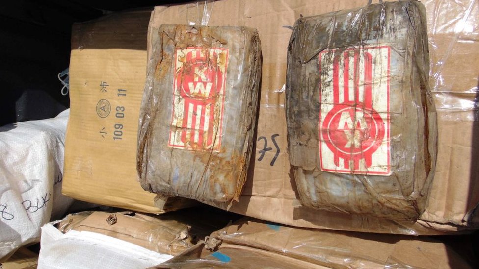 Una caja llena con "ladrillos" de cocaína.