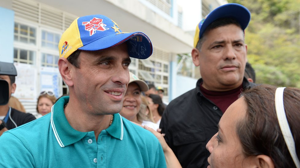 Capriles no se sumó al coro de opositores que denuncian fraude electoral. Capriles junto a sus seguidores